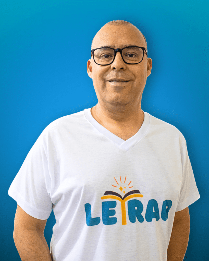 Atua na rede privada e pública, desenvolvendo projetos de incentivo à leitura. Como escritor, lançou quatro livros: o primeiro, de poesias e os outros de literatura infantil. Coordena a Biblioteca Comunitária "Um caminho para a Leitura". Em 2022 foi escritor homenageado na Feira do Livro de Manoel Viana/RS, em 2023, patrono da Feira do Livro de Santiago/RS. Lançou suas obras em diversas cidades da região. Atua como contador de histórias em escolas e entidades literárias. Além de coordenar a produção de livros, Ronaldo é presidente da Casa do Poeta de Santiago.